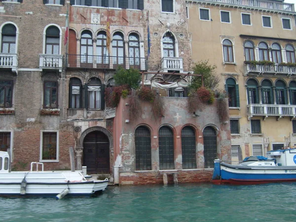 Benátky Itálie Července2007 Benátské Ulice Půvabnými Fasádami Grand Canal Podél — Stock fotografie