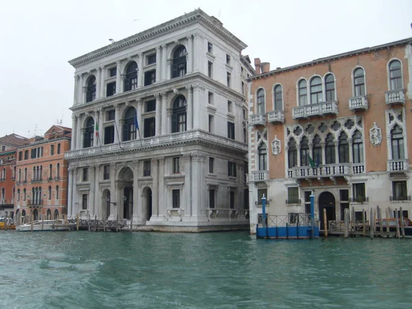 ヴェネツィア イタリア 2007年7月22日 優雅な建物のファサードを持つベネチアン通り グランド キャナル 運河沿いにはゴシック様式とルネサンス様式の宮殿があります イタリアの名所 観光事業 — ストック写真