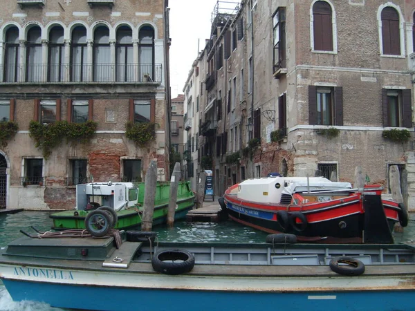 2007年7月22日 意大利威尼斯 威尼斯街道与优雅的建筑立面 大运河沿著运河是哥特式宫殿和文艺复兴时期宫殿 意大利之星 旅游业 — 图库照片