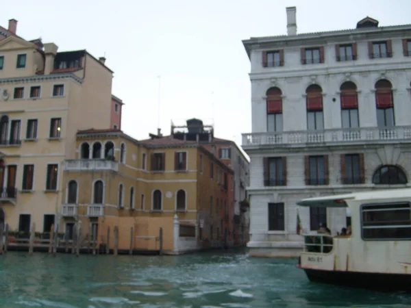 Βενετία Ιταλία Ιουλίου 2007 Βενετσιάνικοι Δρόμοι Χαριτωμένες Προσόψεις Κτιρίων Γκραντ — Φωτογραφία Αρχείου