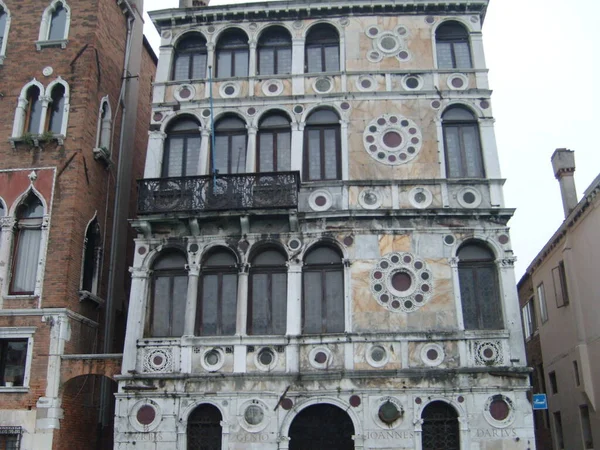 ヴェネツィア イタリア 2007年7月22日 優雅な建物のファサードを持つベネチアン通り グランド キャナル 運河沿いにはゴシック様式とルネサンス様式の宮殿があります イタリアの名所 観光事業 — ストック写真
