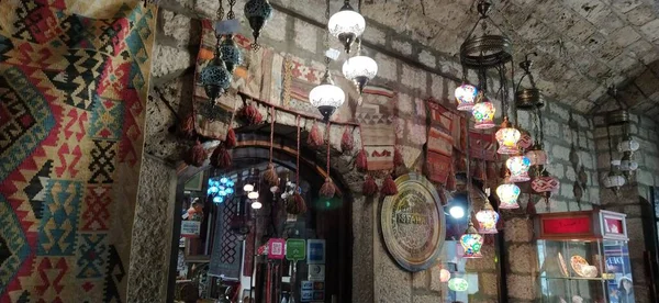 전통적 스러운 터키식 램프는 있었다 사라예보와 보스니아 헤르체고비나의 시장에는 램프와 — 스톡 사진
