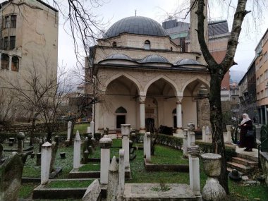 Saraybosna, Bosna-Hersek, 8 Mart 2020, Saraybosna 'nın merkez caddeleri. İslami işaretler ve turistik yerler. Saraybosna 'nın turistik yerleri. Turizm, seyahat ve geziler. Balkanlar.