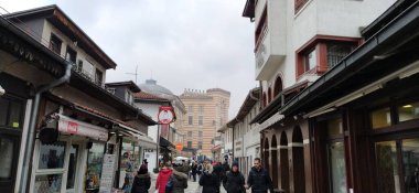 Saraybosna, Bosna-Hersek, 8 Mart 2020, Saraybosna 'nın merkez caddeleri. İslami işaretler ve turistik yerler. Saraybosna 'nın turistik yerleri. Turizm, seyahat ve geziler. Balkanlar.