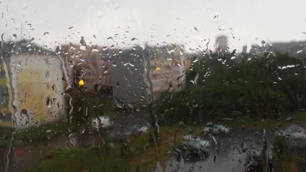Regentropfen Auf Dem Glasfenster Einem Regnerischen Tag Wasser Tropft Von — Stockvideo