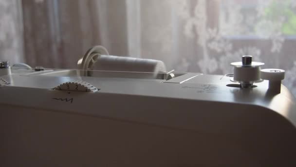 Bobbin Üzerinde Sarmalanmış Beyaz Iplik Evde Elektrikli Ayak Dikiş Makinesi — Stok video