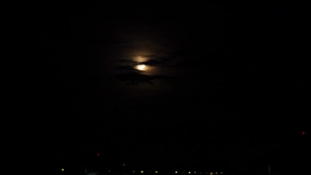 月球是地球上唯一的天然卫星 一个关于月亮从奥涅加湖后面升起的加速视频 夜晚变成了黑夜 圆盘满月 月球的路径反映在水中 — 图库视频影像