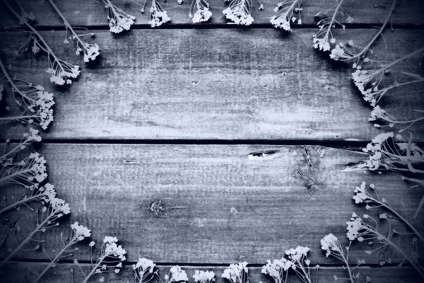 Çobanlar Çiçek Çantalarını Ahşap Arka Planda Eski Masada Bir Daire — Stok fotoğraf