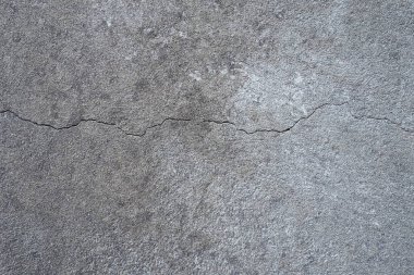 Alçılı duvar dokusu. Beyazlatıcı yüzey. Soyut arkaplan. Retro duvar yapı dokusu inşa etti. Beton duvarda çatlaklar ve tümsekler var. Su bazlı boyayla renklendirilmemiş. Eski püskü alçı..