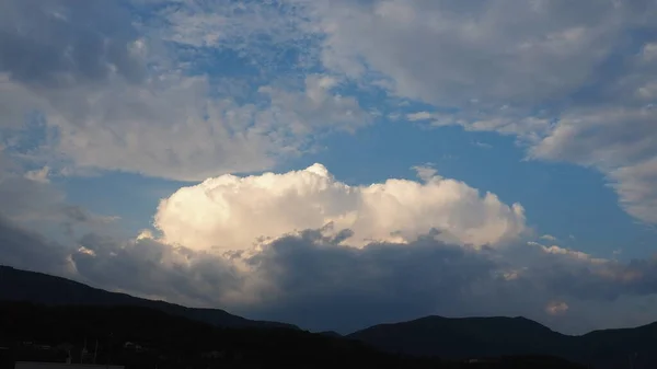 เมฆในท องฟ าตอนเย ดวงอาท เจาะเมฆ เหล และส เทา ของท องฟ — ภาพถ่ายสต็อก