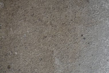 Alçılı duvar dokusu. Beyazlatıcı yüzey. Soyut arkaplan. Retro duvar yapı dokusu inşa etti. Beton duvarda çatlaklar ve tümsekler var. Su bazlı boyayla renklendirilmemiş. Eski püskü alçı..