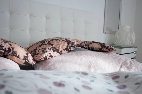 Ροζ Διακοσμητικά Μαξιλάρια Στα Σεντόνια Διπλό Νυφικό Κρεβάτι Μαξιλάρια Και — Φωτογραφία Αρχείου