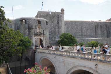 Pile Gate Dubrovnik Hırvatistan 14 Ağustos 2022 Erkekler ve kadınlar taş köprü boyunca Eski Şehir 'in kapısına yürüyorlar. Turist kalabalığı. Yoğun giriş. Eski şehrin ana girişi, işlek Yığın Kapısı