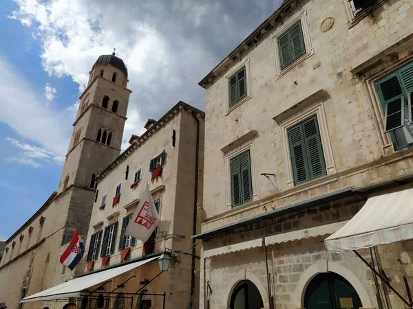 Stradun Stradoneは クロアチアのドゥブロヴニクの歴史的中心部のメインストリートです 建築物です 観光客の散歩のための人気のある場所 2022年8月14日古代の家の塔とファサード — ストック写真