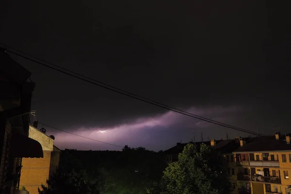 夜袭城市上空的雷雨 闪电和低云闪烁 雷声和闪电声自然要素 气候变化和天气预报概念 天空中的电力排放 — 图库照片