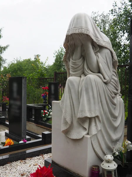 Weeping Woman Sculpture Cemetery Figure Mother Wife Woman Hood Stole — Stock Fotó