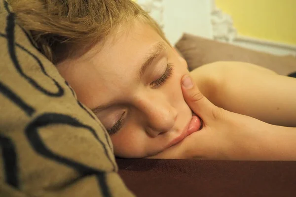 Ένα Δεκάχρονο Λευκό Αγόρι Αποκοιμήθηκε Στον Καναπέ Παιδικό Όνειρο Προβλήματα — Φωτογραφία Αρχείου