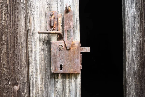 Rusty Padlock Wooden Doors Open Entrance Barn Old Wooden House — Zdjęcie stockowe