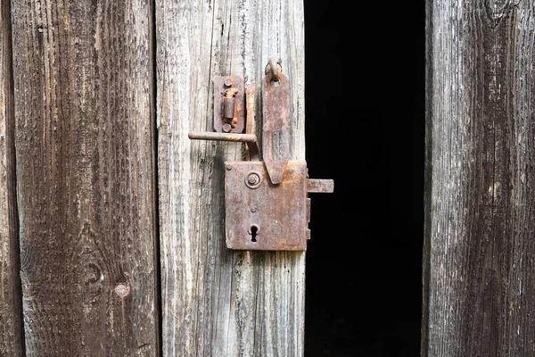 Rusty Padlock Wooden Doors Open Entrance Barn Old Wooden House — Fotografia de Stock