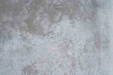 Alçılı duvar dokusu. Beyazlatıcı yüzey. Soyut arkaplan. Retro duvar yapı dokusu inşa etti. Beton duvarda çatlaklar ve tümsekler var. Su bazlı boyayla renklendirilmemiş. Eski püskü alçı..