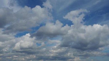 Hızlı hareket eden kümülüs ve stratocumulus Sc bulutları mavi gökyüzüne karşı. Bulutluluk gittikçe azalıyor ve hızlanıyor. Meteoroloji ve hava tahmini. Ekolojik sorunlar. İklim değişikliği. Fırtına rüzgarı zaman ayarlı