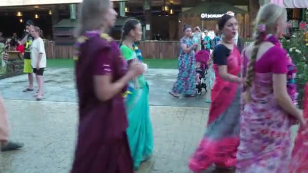 アナパ ロシア クラスノダール地域 2021年8月21日 クリシュナ ハラマ宗教運動や宗派 インドの女性は街の通りで踊ります 男性は楽器を演奏する 通過者別 — ストック動画