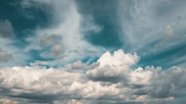 高速で移動する積雲 円状の状態 青い空に対する層状のSc雲 雲の動きは低く 速くなります 天気予報 気候の変化 嵐風のタイムラプス — ストック動画