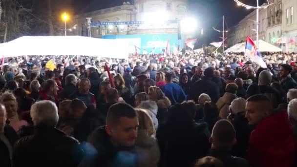 Sremska Mitrovica Serbia 2023塞尔维亚进步党联盟塞尔维亚共和国总统亚历山大 武契奇向选民发表讲话 有一群人在看舞台 — 图库视频影像
