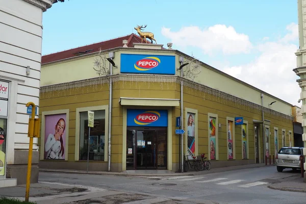 2023年3月16日 塞尔维亚斯莱姆斯卡 米特罗维察 一家商店入口上方的一块标牌 上面印有Pepco网店的名称和标识 佩普科横幅 妇女们以低廉的价格购物 塞尔维亚的Pepco连锁店 — 图库照片