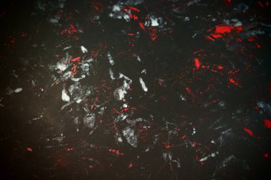 Kırmızı, beyaz, gri ve mavi çizgileri, çizgileri, lekeleri ve çizikleri olan siyah arkaplan. Bir ışık huzmesi