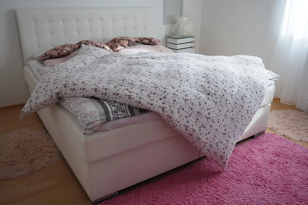 Acogedor Dormitorio Compacto Con Muebles Blancos Alfombra Rosa Cortinas Tul —  Fotos de Stock