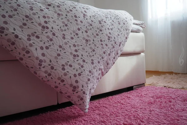 Acogedor Dormitorio Compacto Muebles Blancos Alfombra Rosa Cortinas Tul Manta —  Fotos de Stock