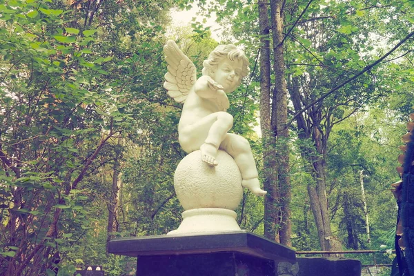 Άγγελος Στο Νεκροταφείο Μνημείο Στον Τάφο Ενός Παιδιού Γλυπτό Μορφή — Φωτογραφία Αρχείου