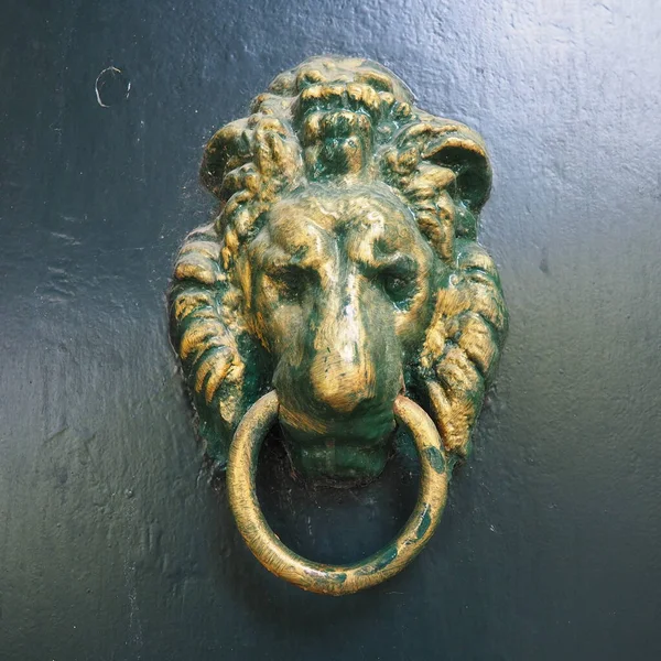 Pukanie Drzwi Osprzęt Drzwiach Wejściowych Domu Wykonany Jest Metalu Formę — Zdjęcie stockowe