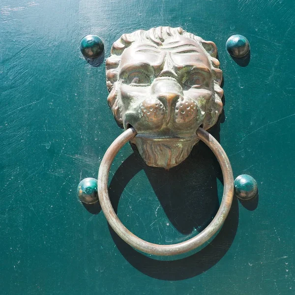 Pukanie Drzwi Osprzęt Drzwiach Wejściowych Domu Wykonany Jest Metalu Formę — Zdjęcie stockowe