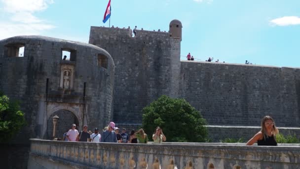 Pile Gate Dubrovnik Κροατία Αυγούστου 2022 Άνθρωποι Άνδρες Και Γυναίκες — Αρχείο Βίντεο