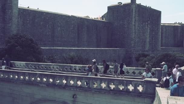 Pile Gate Dubrovnik Croacia Agosto 2022 Personas Hombres Mujeres Caminan — Vídeo de stock