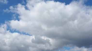 Atmosfer ve Stratosfer. Hızlı hareket eden kümülüs, Cirrostratus ve stratocumulus bulutları mavi gökyüzüne karşı. İklim değişikliği. Melek gibi pamuk bulutları. Güçlü rüzgar ve yırtık pırtık bulutlar. Zaman aşımı.