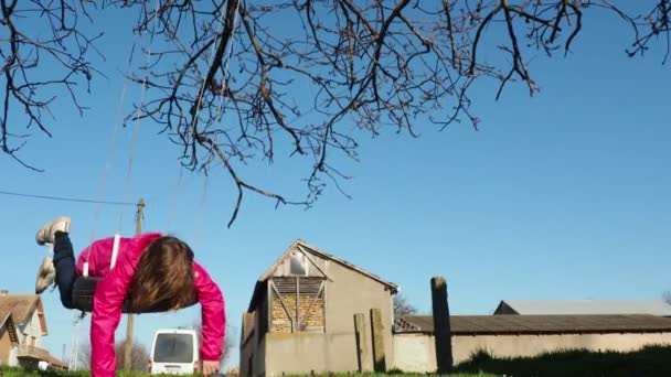 Devítiletá Běloška Blonďatými Vlasy Houpe Pneumatice Auta Zavěšené Větvi Stromu — Stock video
