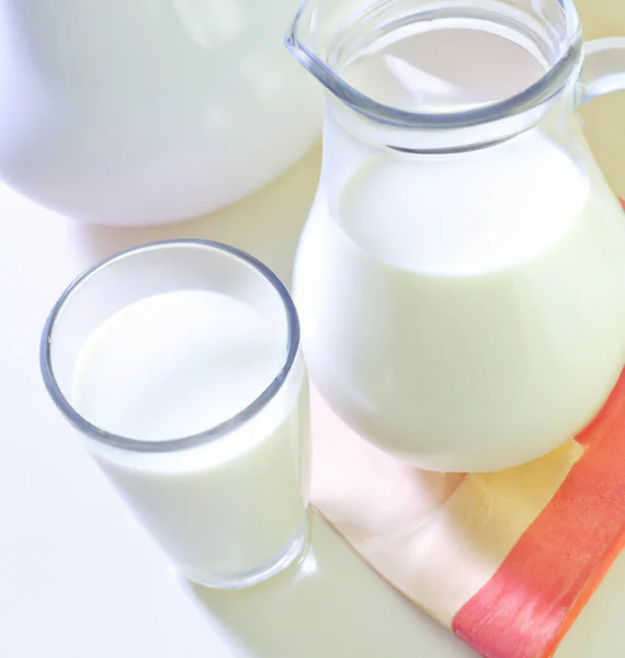 ガラスのカップとカフェでミルク トップビュー 白いテーブルの上に赤いナプキン 乳製品の天然製品を宣伝するためのテンプレート キッチン用品 ミルクとジャグ — ストック写真