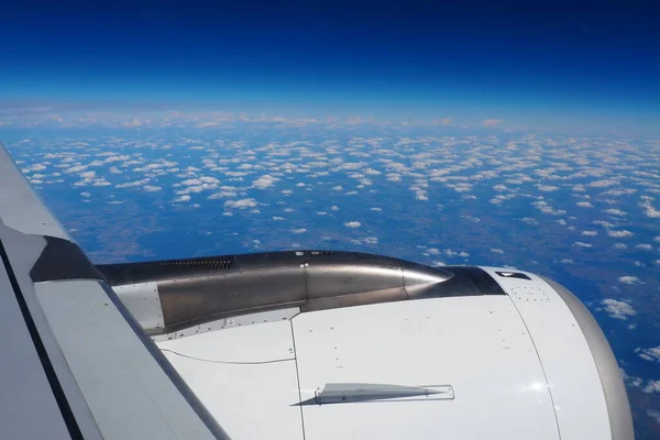 Vliegtuigmotor Vleugel Grens Van Atmosfeer Ruimte Rand Van Troposfeer Horizon — Stockfoto