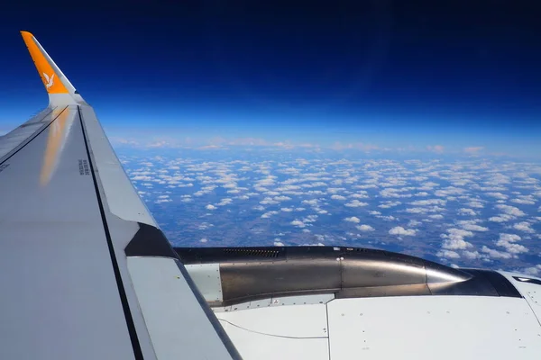Uçak Motoru Kanat Atmosfer Uzay Sınırında Troposferin Kenarı Dünya Üzerindeki — Stok fotoğraf
