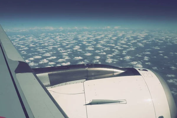 항공기 날개는 대기와 우주의 경계에 있습니다 대류권의 가장자리에 창문이나 구멍에서 — 스톡 사진