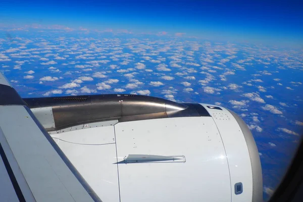 항공기 날개는 대기와 우주의 경계에 있습니다 대류권의 가장자리에 창문이나 구멍에서 — 스톡 사진