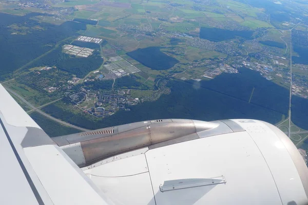 항공기 창문이나 구멍에서 경치를 감상하라 개간지의 공중에서의 항공기 — 스톡 사진