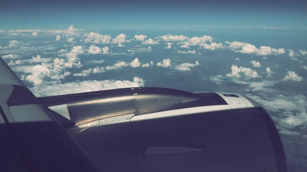 Vliegtuigmotor Vleugel Aan Rand Van Troposfeer Horizon Boven Aarde Oorlogsvliegtuig — Stockfoto
