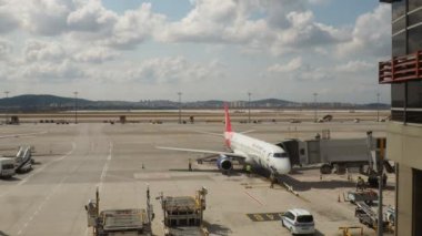 İstanbul Sabiha Gökçen Uluslararası Havalimanı Türkiye 08.05.2022 Buta Havayolları Azerbaycan uçağı. AnadoluJet uçağı pistten havalanıyor ve gökyüzüne yükseliyor. İşçiler, servis araçları.