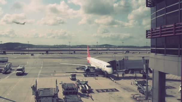 イスタンブールサビハ ゴッケン国際空港トルコトルコ08 2022ブタエアウェイズアゼルバイジャンの航空機 Anadolujet飛行機は滑走路から離陸し 空に上昇します 労働者 サービス車両 — ストック動画