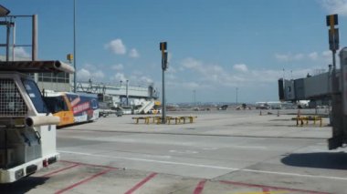 İstanbul Sabiha Gökçen Uluslararası Havalimanı Türkiye 08.05.2022 Runway, teleskopik merdiven hava köprüsü kolu. İşçiler, servis araçları ve personel. Yolcularla dolu otobüsler. Kamyonlar ve bagaj arabaları