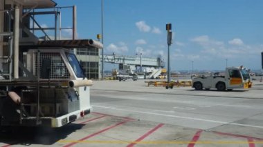 İstanbul Sabiha Gökçen Uluslararası Havalimanı Türkiye 08.05.2022 Runway, teleskopik merdiven hava köprüsü kolu. İşçiler, servis araçları ve personel. Yolcularla dolu otobüsler. Kamyonlar ve bagaj arabaları